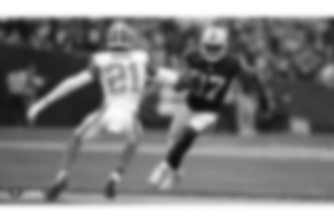 Oakland Raiders tight end Jared Cook (87) makes a play during the Oakland Raiders regular season game against the Cleveland Browns at Oakland-Alameda County Coliseum on September 30th, 2018, in Oakland, California. The Oakland Raiders won 45-42.