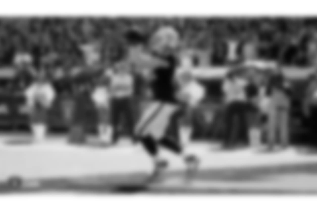 Raiders tight end Foster Moreau (87) makes a 2-yard touchdown catch during the regular season game against the Cincinnati Bengals.