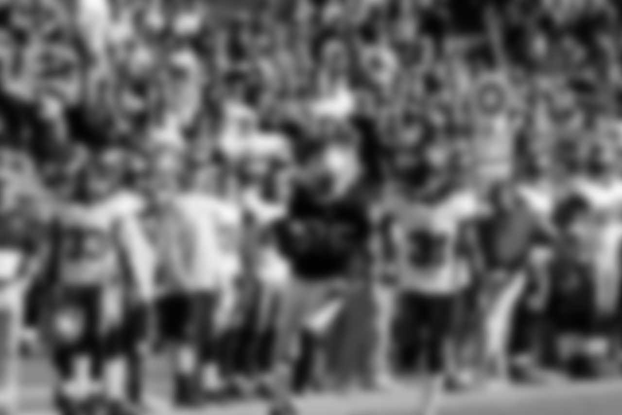 WR Darrius Heyward-Bey holds onto the ball and gets to the Tampa Bay 25-yard line.