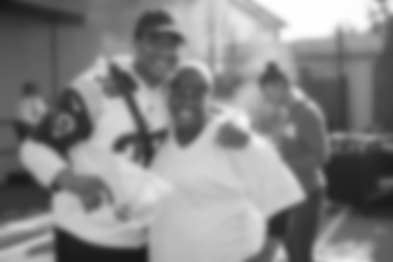 Defensive back (38) Steven Parker of the Los Angeles Rams with Unify gives away meals and turkeys at the Holiday Meal and Turkey Distribution at St. Joseph's Center, Tuesday, December 18, 2018, in Los Angeles, CA. (Jeff Lewis/Rams)