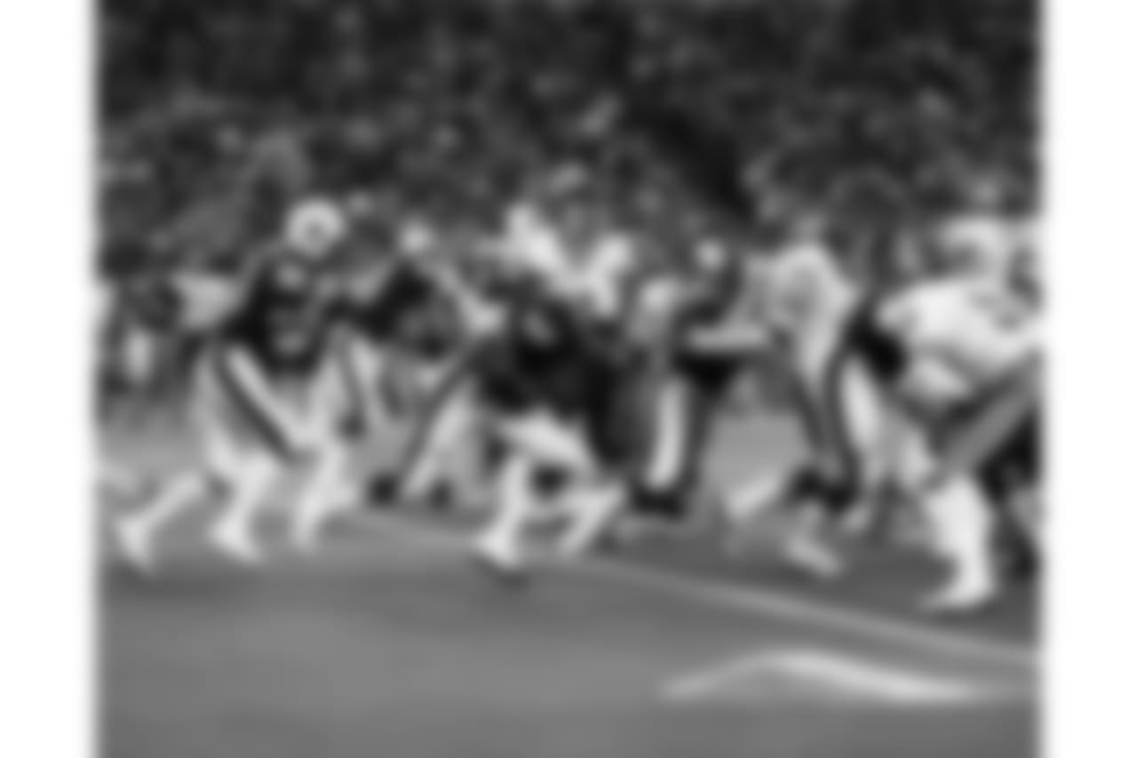 Lawrence McCutcheon runs upfield behind Hall of Fame running back Walter Payton during the 1977 Pro Bowl. The AFC defeated the NFC 24-14. (AP Photo/NFL Photos)