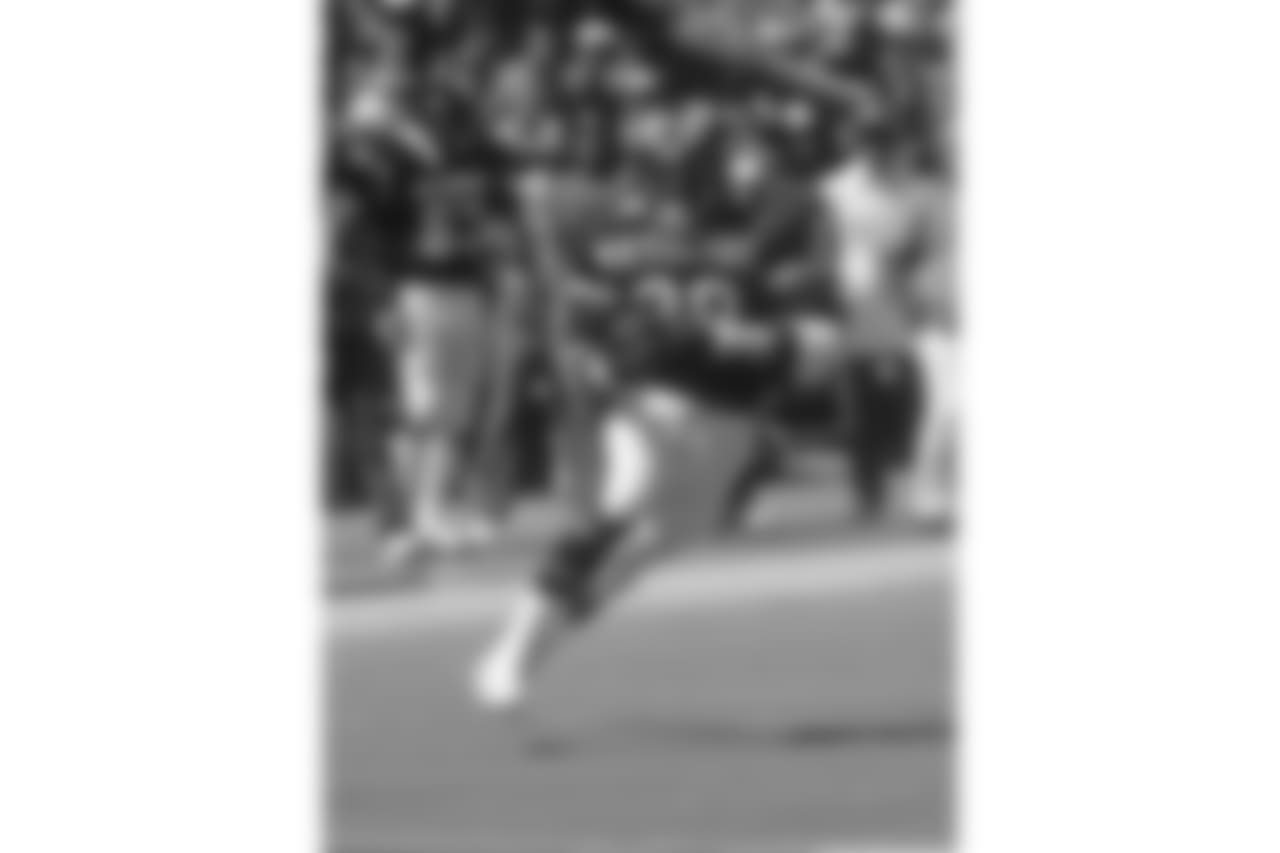 Eric Dickerson runs the ball during the NFL Pro Bowl in Honolulu, Hawaii on January 29, 1984. The NFC won the game 45-3. (AP Photo/Paul Spinelli)