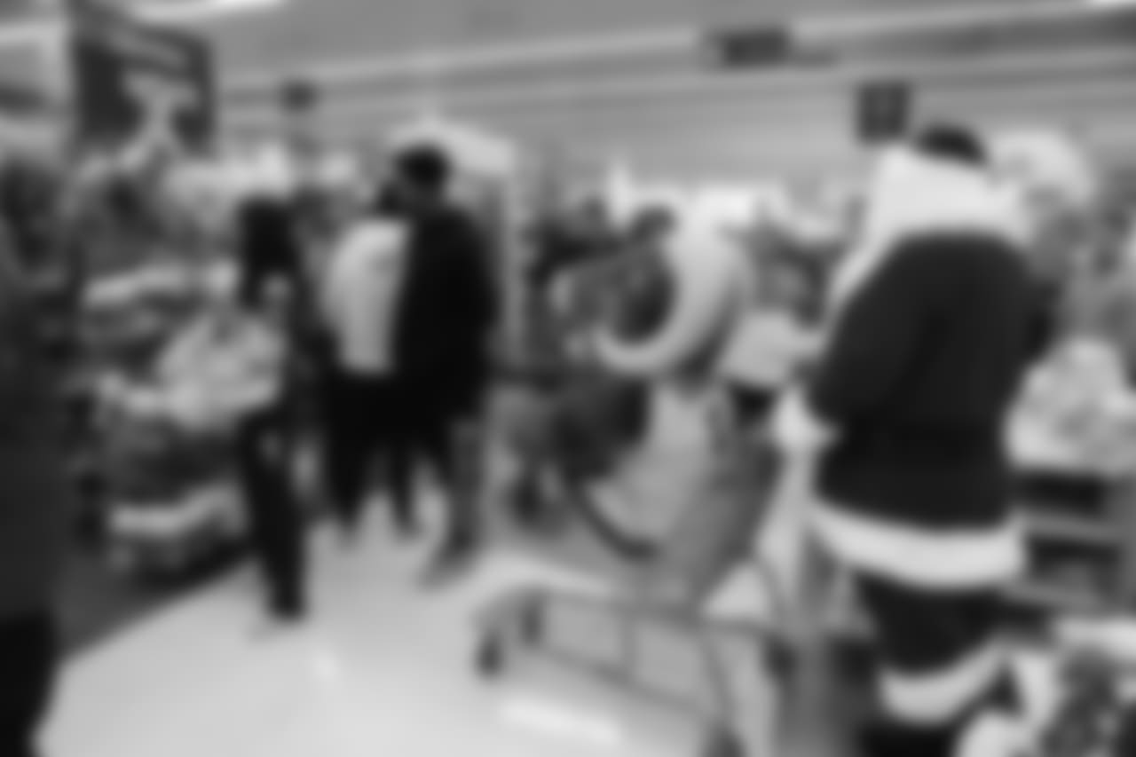 The Los Angeles Rams partnered with Salvation Army welcome local youth to spend time and shop with L.A. Rams players, cheerleaders, Rampage, and Community Service team members for their holiday wish list. (Will Navarro/Rams)
