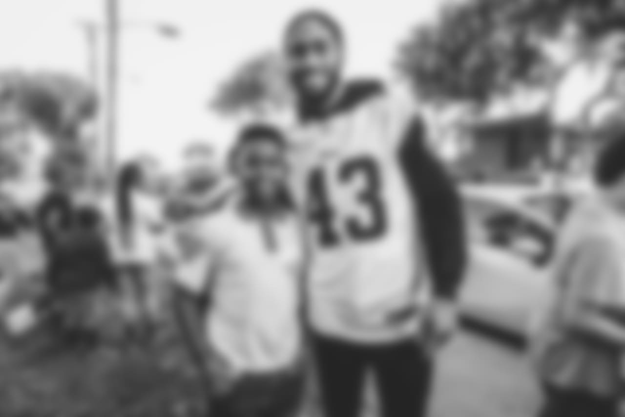 The Los Angeles Rams Community members joined by Safety (43) John Johnson III and Defensive back (24) Blake Countess team up with South LA Los Angeles Police Department to ride in Santa's Sleigh to distribute cheer and stockings of candy to local communities. Tuesday, December 11, 2018, Los Angeles, CA. (Will Navarro/Rams)