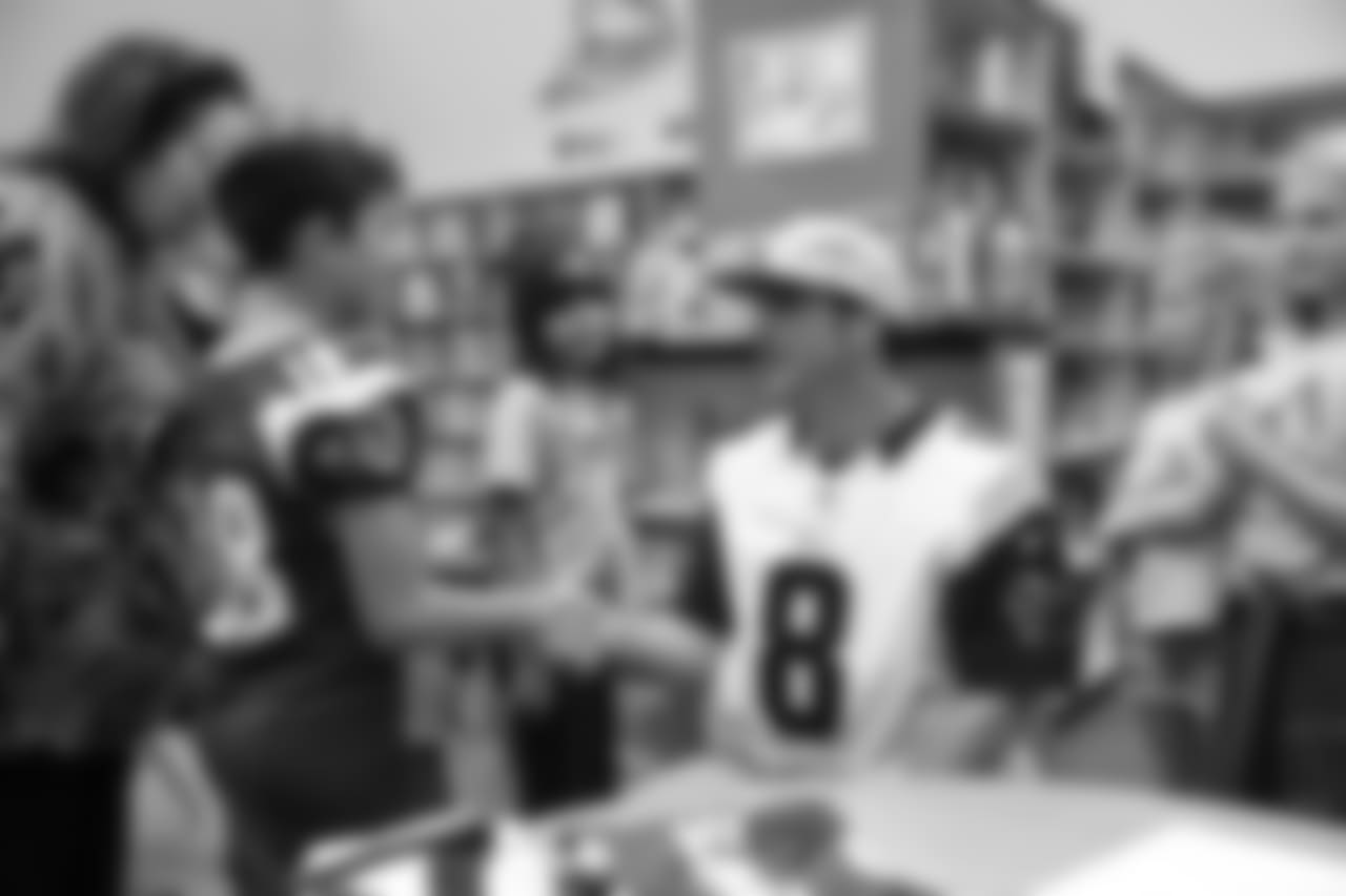 Quarterback (08) Brandon Allen and the Los Angeles Rams team up with the American Red Cross with Holiday Heroes as Rams players visit Sumac Elementary school to sit down with kids and write Holiday and Thank you cards to overseas Armed Forces service members. Tuesday, November 06, 2018, Agoura Hills, CA. (Will Navarro/Rams)