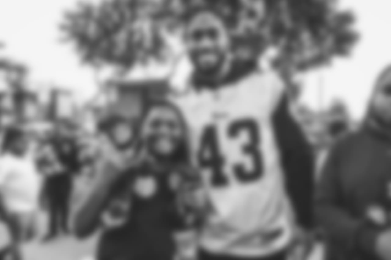 The Los Angeles Rams Community members joined by Safety (43) John Johnson III and Defensive back (24) Blake Countess team up with South LA Los Angeles Police Department to ride in Santa's Sleigh to distribute cheer and stockings of candy to local communities. Tuesday, December 11, 2018, Los Angeles, CA. (Will Navarro/Rams)