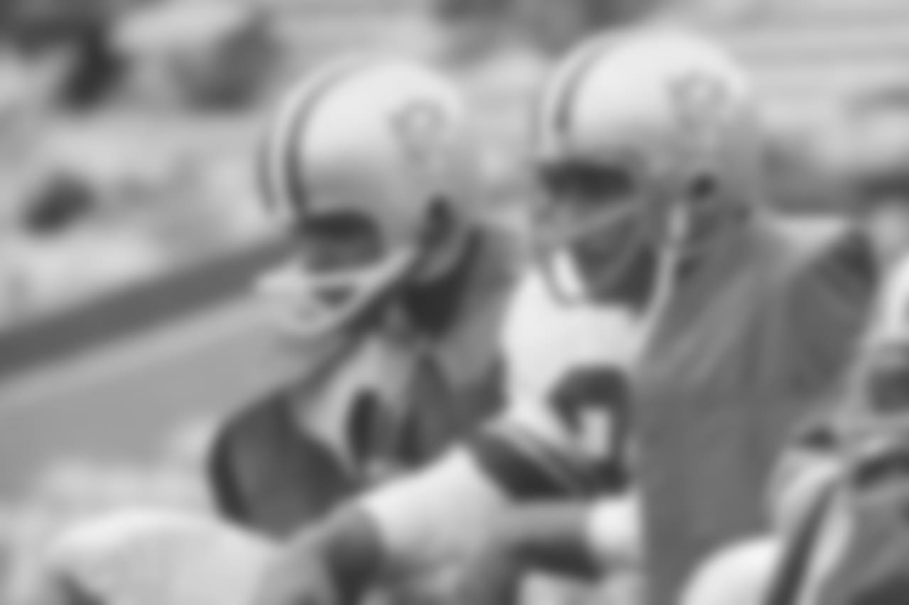 Chicago Bears' running back Gale Sayers #40 and Los Angeles Rams' Dick Bass #22 in the 1967 NFL Pro Bowl at the Los Angeles Memorial Coliseum on January 22, 1967. The East defeated the West 20-10. (AP Photo/NFL Photos)