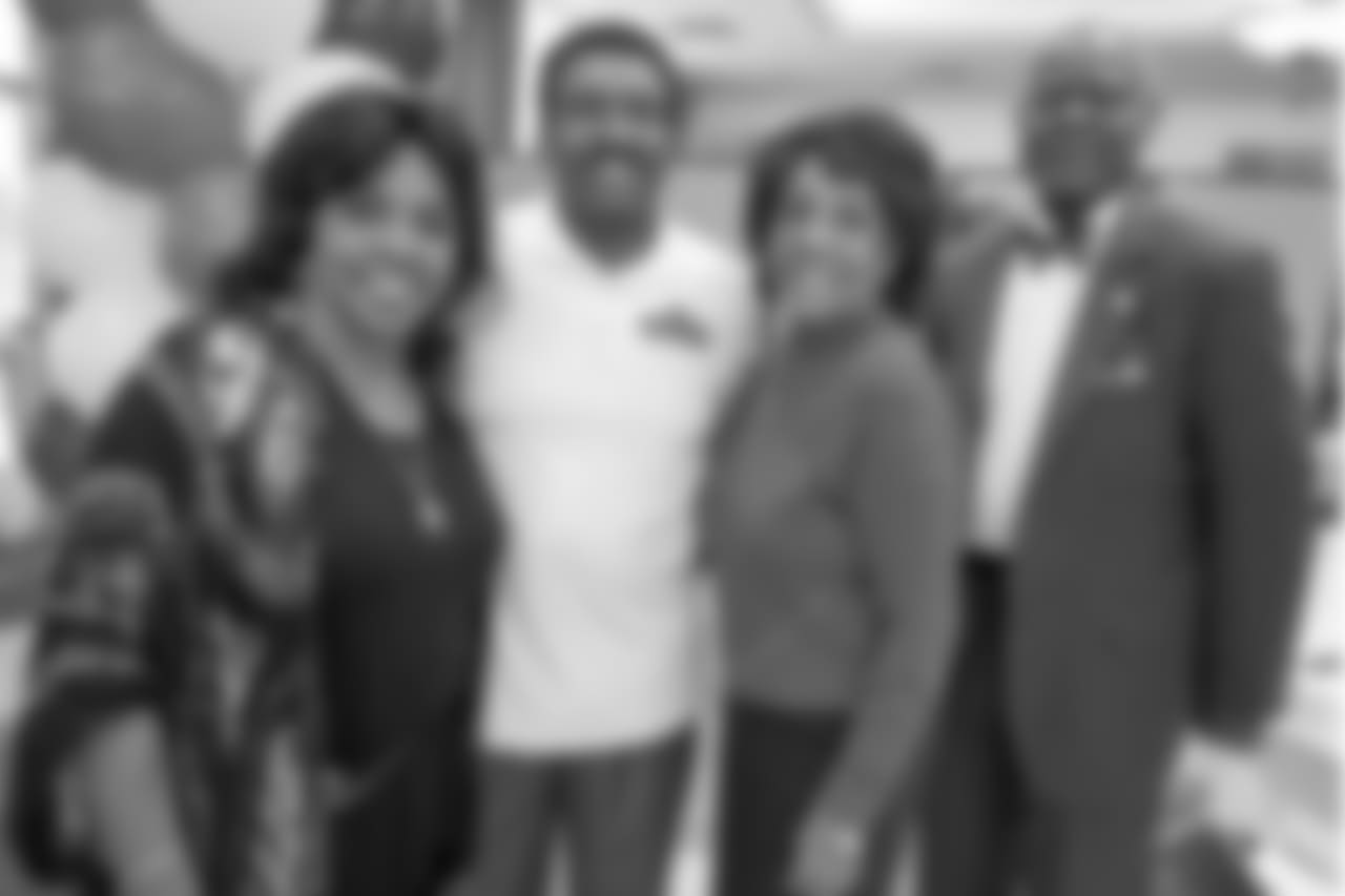 Alumni Harold Jackson of The Los Angeles Rams spoke to veterans with Maxine Waters present at the US Vets-Inglewood annual Veterans Day breakfast, preparing and serving meals for 300 veterans, family members and community supporters in Inglewood, California, on November 8, 2018. (Photo by: Daniel Bowyer/Rams)
