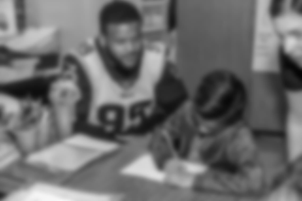 Defensive end (99) Aaron Donald and the Los Angeles Rams team up with the American Red Cross with Holiday Heroes as Rams players visit Sumac Elementary school to sit down with kids and write Holiday and Thank you cards to overseas Armed Forces service members. Tuesday, November 06, 2018, Agoura Hills, CA. (Will Navarro/Rams)