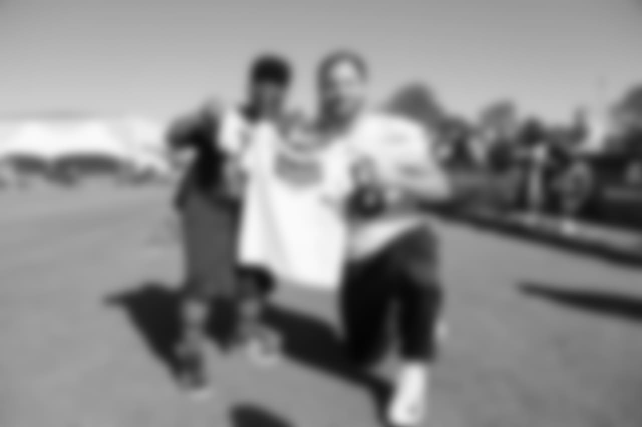 Outside linebacker (96) Matt Longacre of the Los Angeles Rams takes a photo with fans during Day 5 of Training Camp, Monday, July 30, 2018, in Irvine, CA. (Will Navarro/Rams)