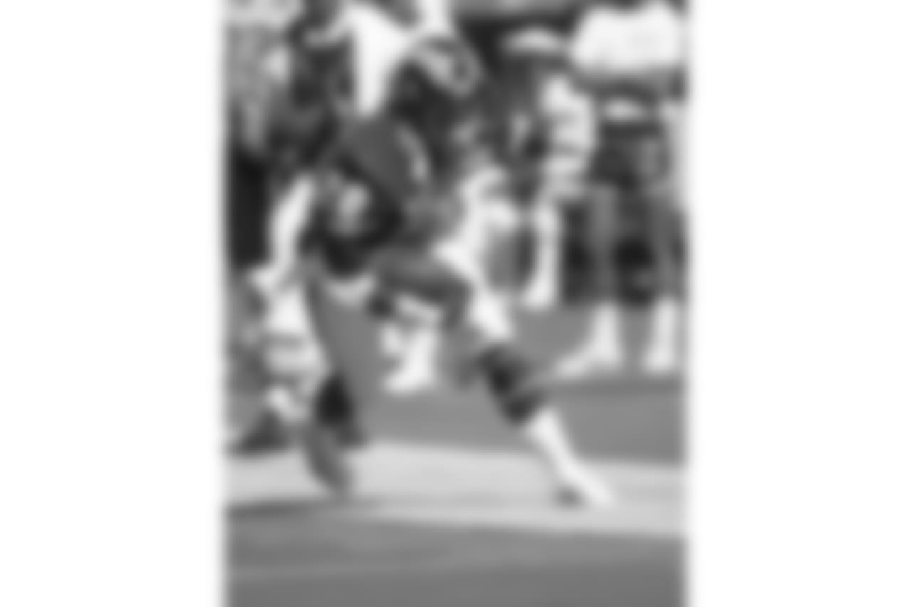 Eric Dickerson steps out of bounds while running the ball during the NFL Pro Bowl in Honolulu, Hawaii on January 29, 1984. The NFC won the game 45-3. (AP Photo/Paul Spinelli)