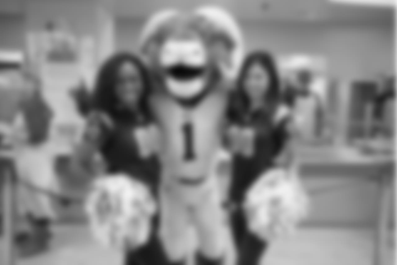 The Los Angeles Rams Community Service Team, Rams Cheerleaders, and mascot Rampage, at Union Rescue Mission shelter, preparing and handing out meals for residents of the shelter. December 18, 2018, in Los Angeles, California. (Photo By: Daniel Bowyer/Rams)