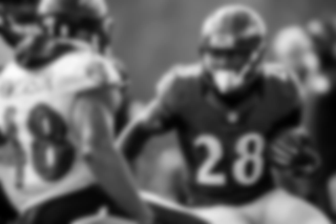 RB Gus Edwards
