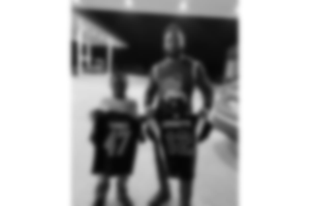 @delanceturner (De'Lance Turner) Had to get that signed jersey off my guy Haedyn.. it won’t be long till y’all see him in the league, no cap! He used to be front row at all my games in high school and it’s amazing to see him ball out the way he been ballin since flag football. He said he wanna go to auburn so i would advise @auburnfootball to send that offer now! #FilmDontLie #ExcuseHisMommaYelling 😂