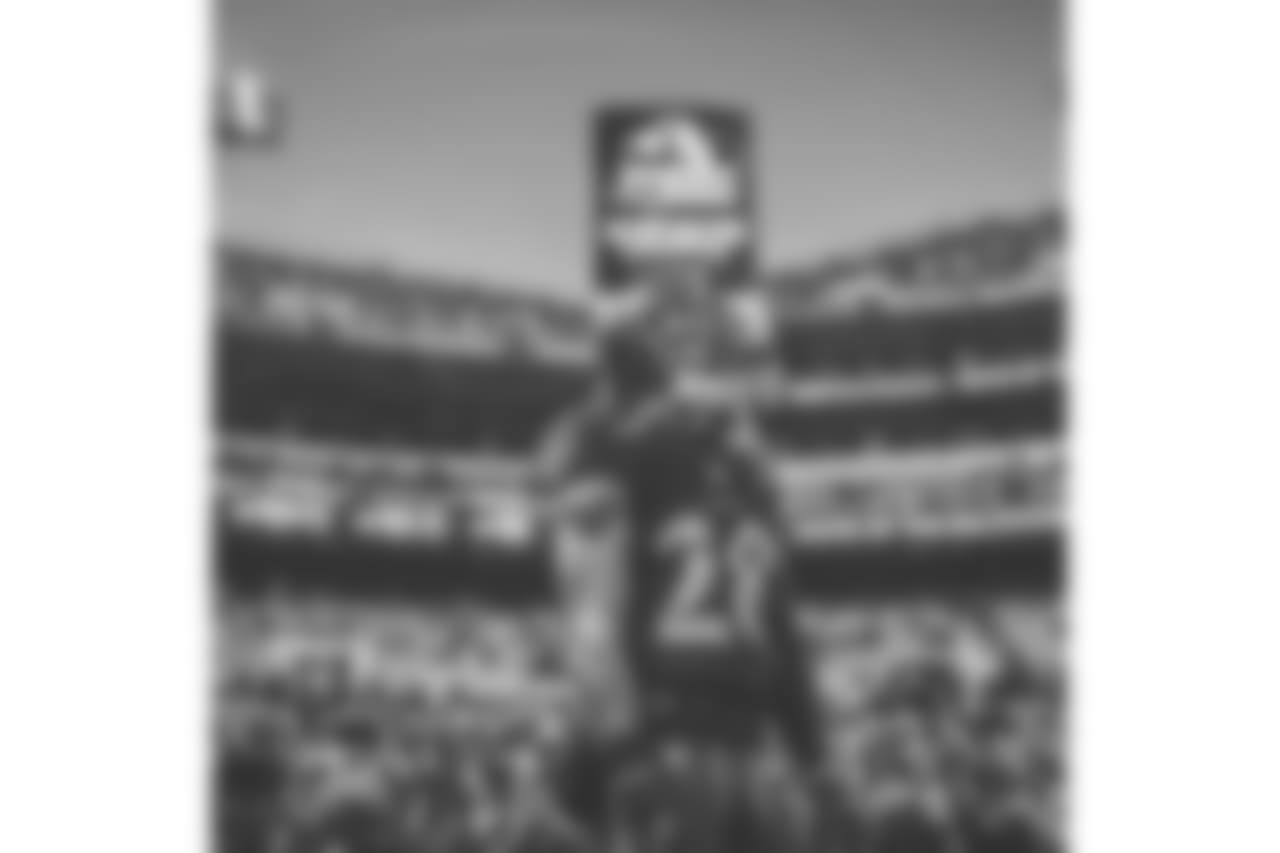 @antaverettjr_ (Anthony Averett)