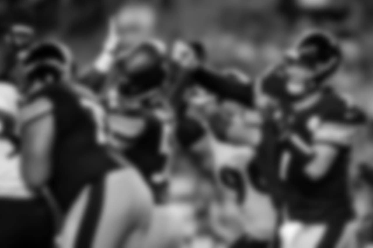 Defense batts a ball from Ben Roethlisberger