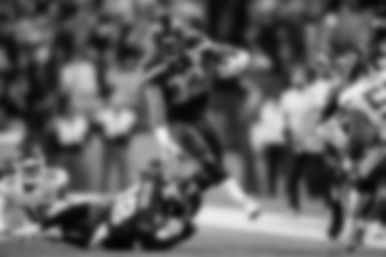 Seahawks running back Chris Carson heads up the left side for 17 yards.