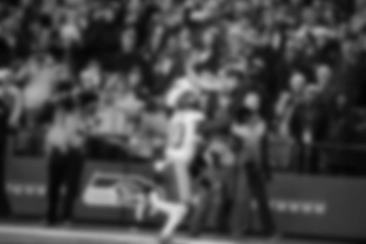 Seattle's Doug Baldwin leaps to make a twisting catch for a 27-yard touchdown in the third quarter, giving the Seahawks a 24-17 lead.