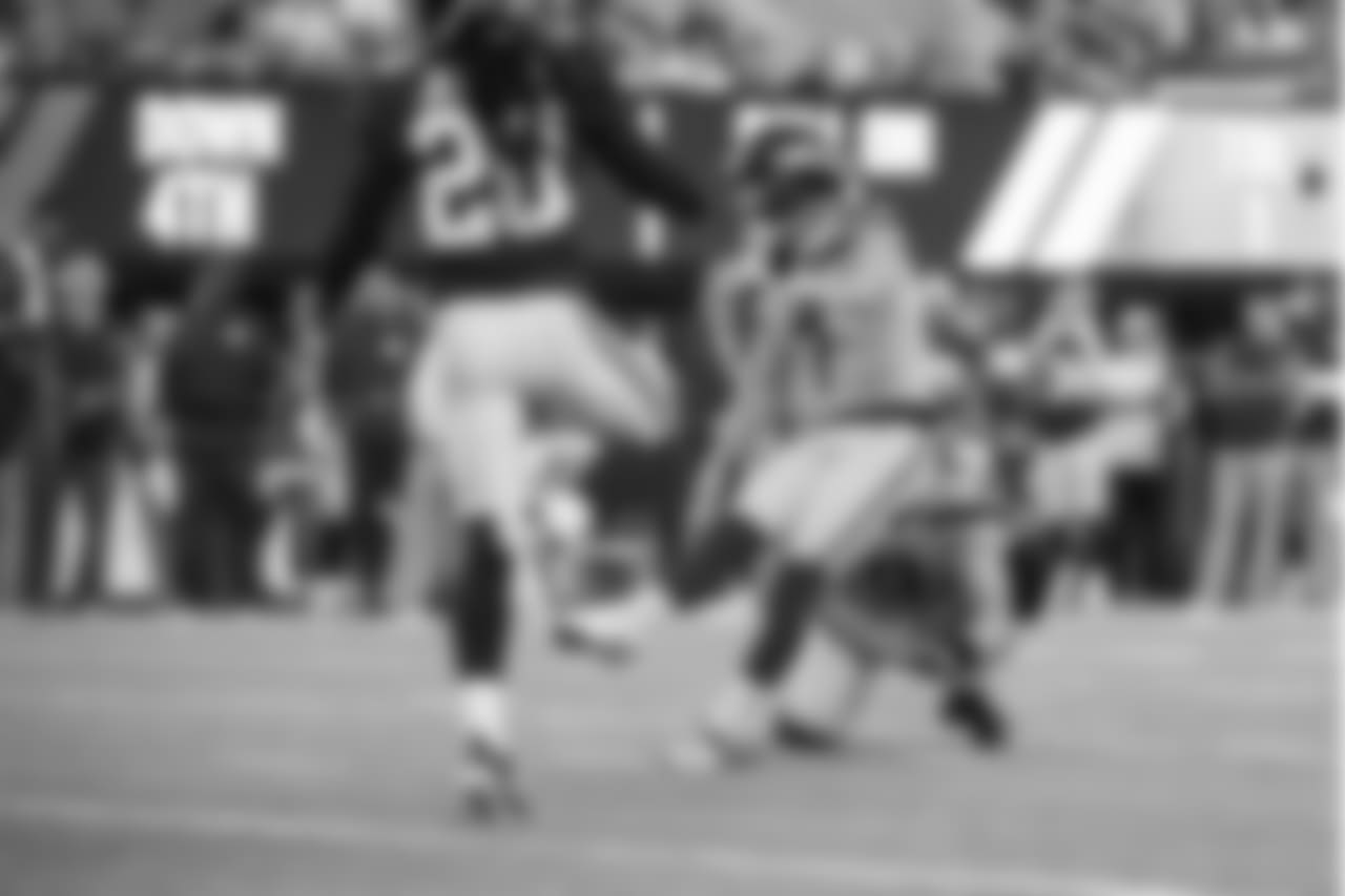 Kicker Blair Walsh puts up the first points on the board for the Seahawks with a 39-yard field goal in the second quarter.