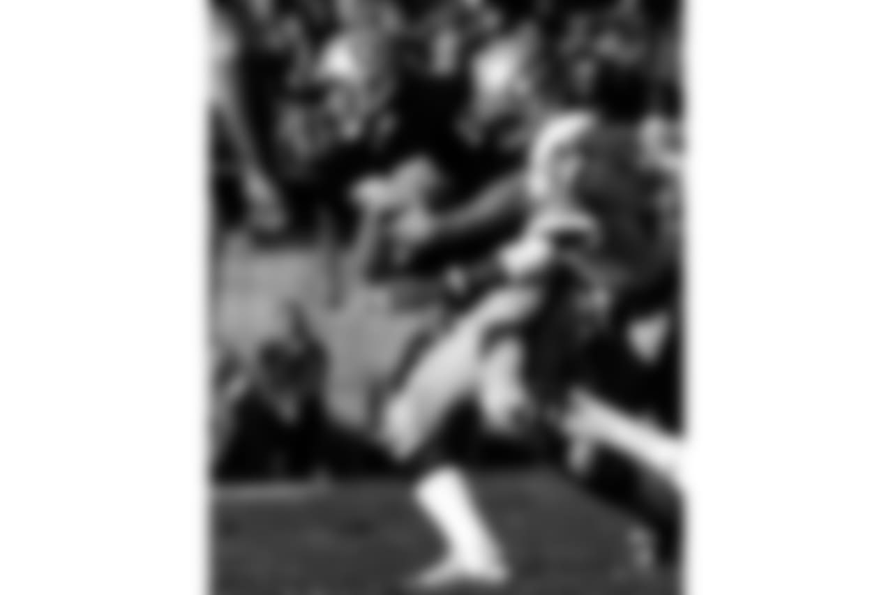 Oakland Raiders Hall of Fame tight end Dave Casper (87) tries to break away from Seattle Seahawks safety Autry Beamon (27) during an NFL game in Oakland, Nov. 26, 1978. The Seahawks defeated the Raiders 17-16. . (AP Photo/Arthur Anderson)