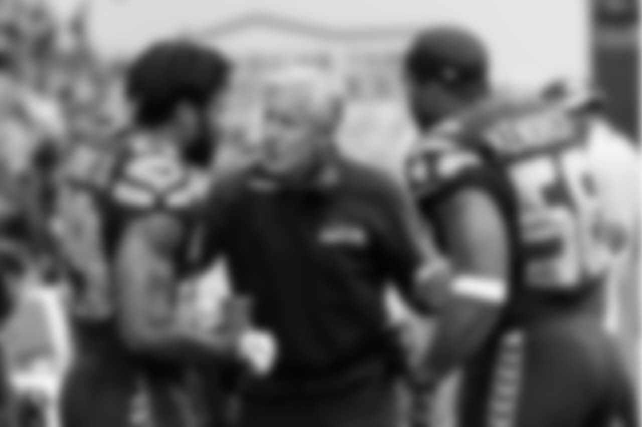 Head coach Pete Carroll talks to Earl Thomas and Mychal Kendricks on the sidelines.