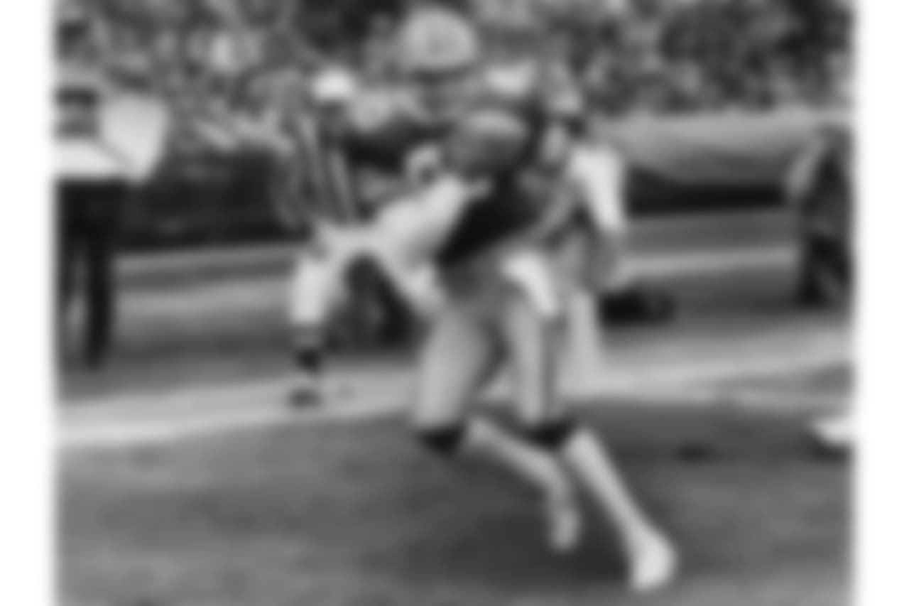 Green Bay Packers Hall of Fame wide receiver James Lofton (80) catches a pass during an NFL game against the Seattle Seahawks in Green Bay, Wisc., on Oct. 21, 1984. The Seahawks defeated the Packers 30-24. (AP Photo/Vernon Biever)