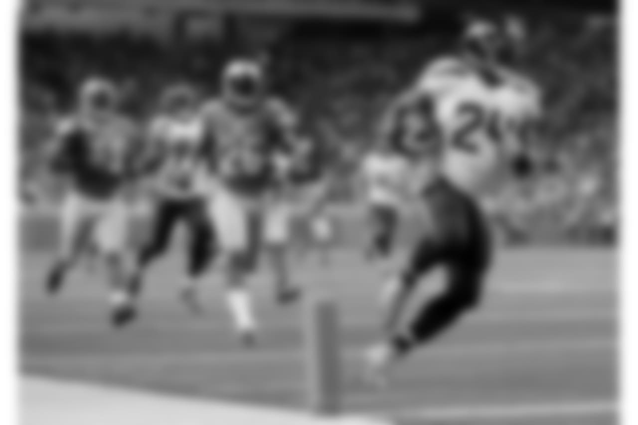Seattle Seahawks running back Marshawn Lynch (24) makes a touchdown run in the first half of an NFL football game against the Detroit Lions, Sunday, Oct. 28, 2012. in Detroit. (AP Photo/Paul Sancya )