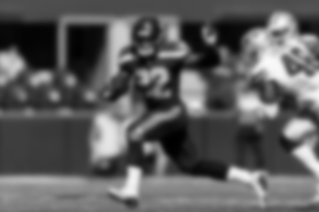 Running back Chris Carson runs to the outside.