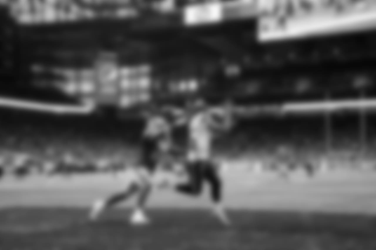 Seattle's Tyler Lockett catches a beautifully thrown pass by Russell Wilson for a 24-yard touchdown in the second quarter.