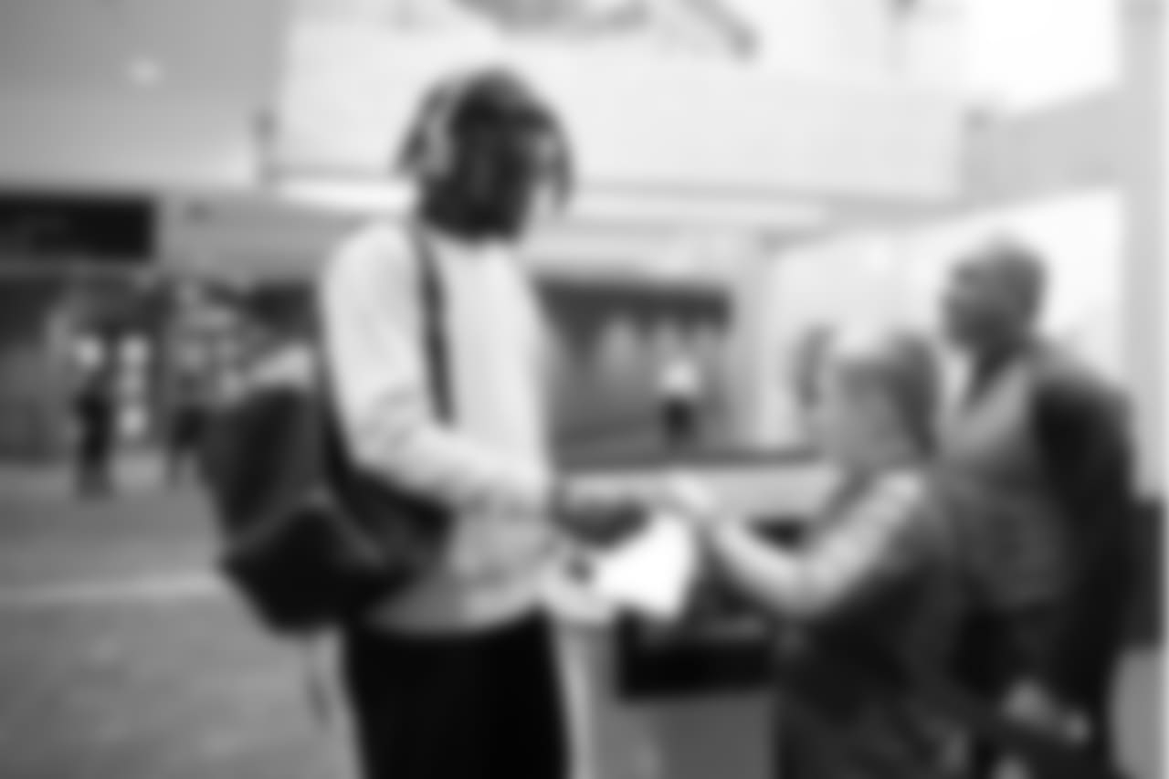 Neiko Thorpe stops to sign an autograph for a young fan after arriving back at the team hotel after Saturday's walkthru.