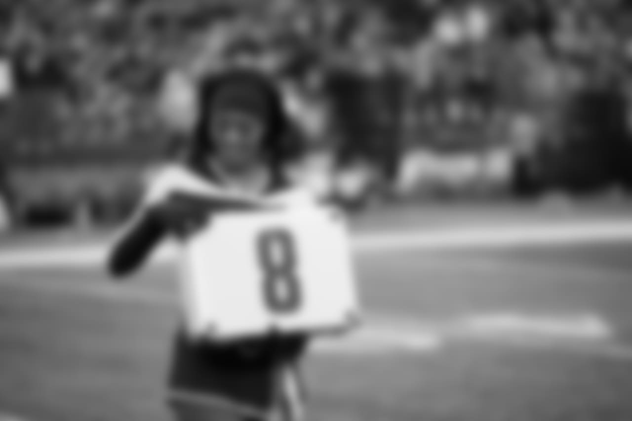 De’Djauna and 11 other Sea Gals were a part of the Toyota Truck Giveaway “Deal or No Deal” Halftime Show. Lucky briefcase number 8…who will win?