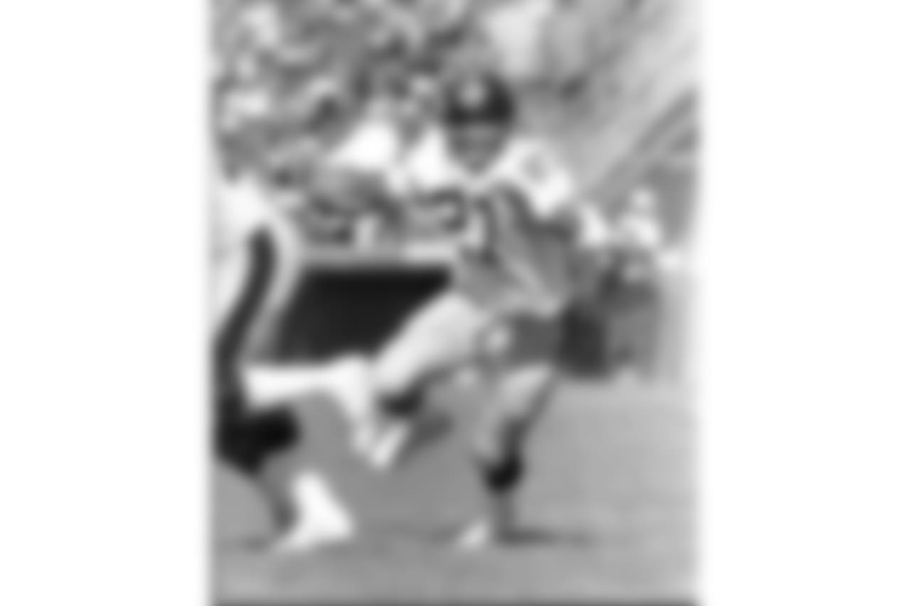 6. Glen Edwards (1971-77) - 941 yards.