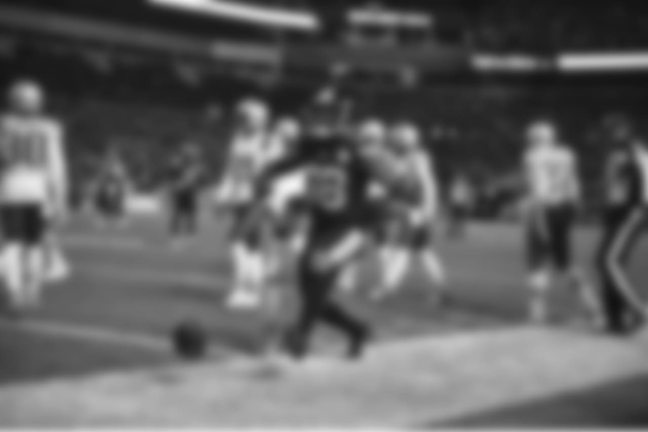 A 2018 Regular Season game between the Pittsburgh Steelers and the New England Patriots on December 16, 2018. The Steelers defeated the Patriots 17-10.