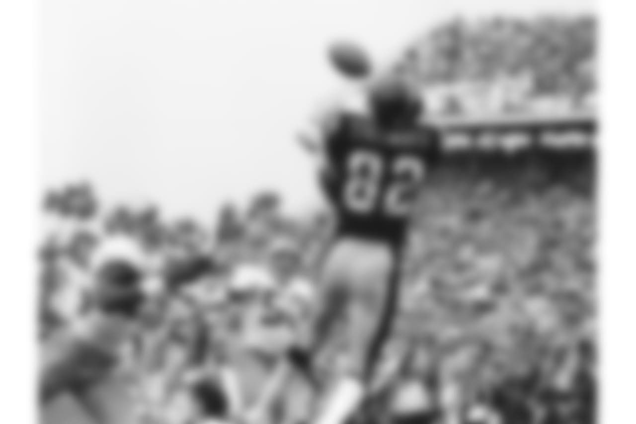 Pittsburgh Steelers wide receiver John Stallworth (82) goes high to haul in a pass from Terry Bradshaw and score the first Steeler touchdown against the Dallas Cowboys in the first quarter of Super Bowl XIII in Miami, on Jan. 21, 1979. (AP Photo)