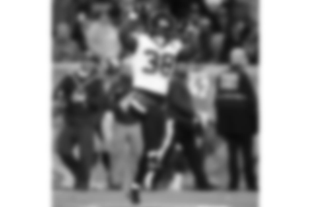 RB, Buddy Howell, 38