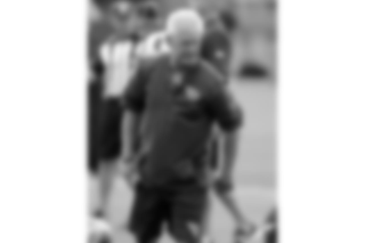 Tennessee Titans secondary coach Kerry Coombs watches as players warm up during NFL football minicamp Wednesday, June 13, 2018, in Nashville, Tenn. (AP Photo/Mark Humphrey)