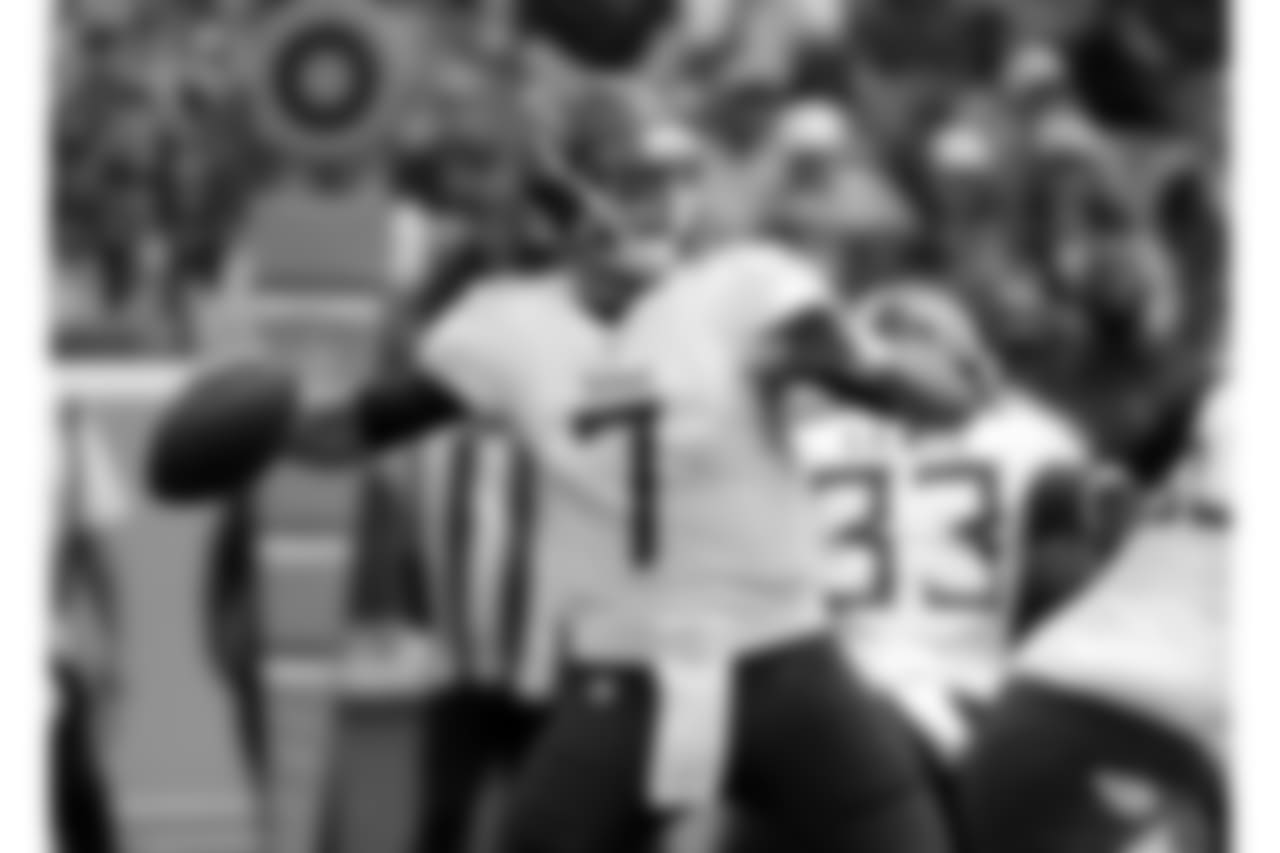 Tennessee Titans quarterback Blaine Gabbert passes against the Houston Texans in the first half of an NFL football game Sunday, Sept. 16, 2018, in Nashville, Tenn. (AP Photo/James Kenney)