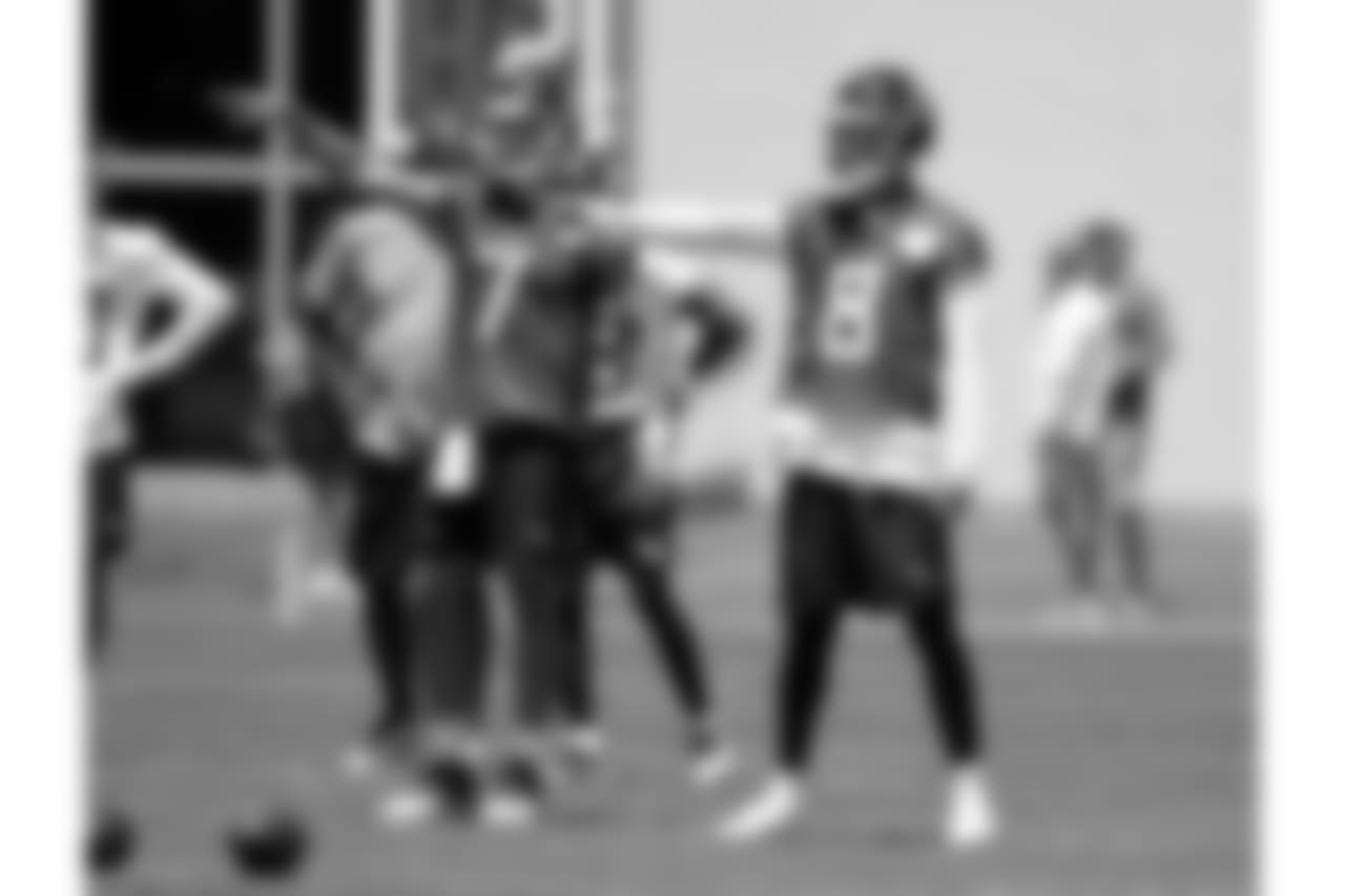 Tennessee Titans quarterbacks Blaine Gabbert (7) and Marcus Mariota (8) run a drill during an organized team activity at the Titans' NFL football training facility Tuesday, June 5, 2018, in Nashville, Tenn. (AP Photo/Mark Humphrey)