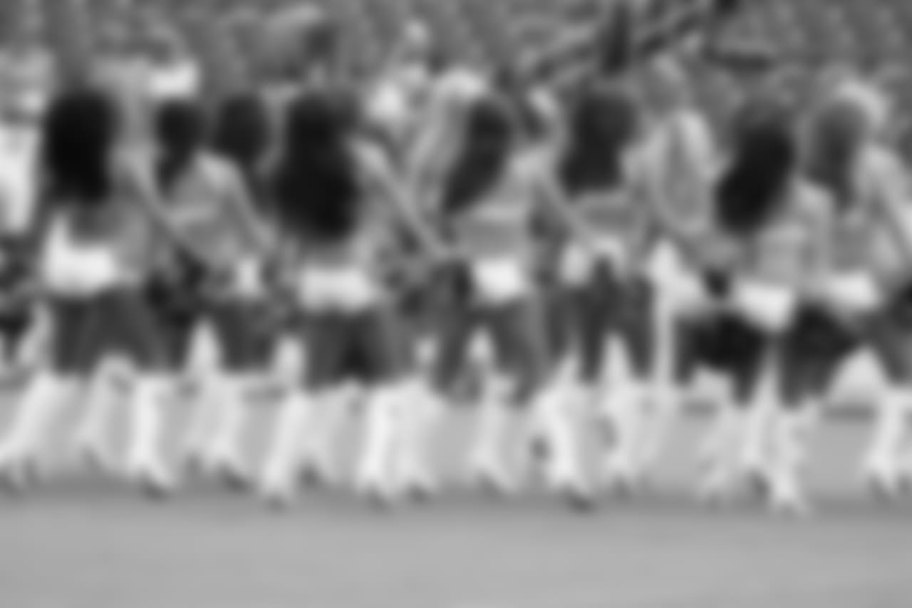 cheerleaders-180814-scrimmage241515