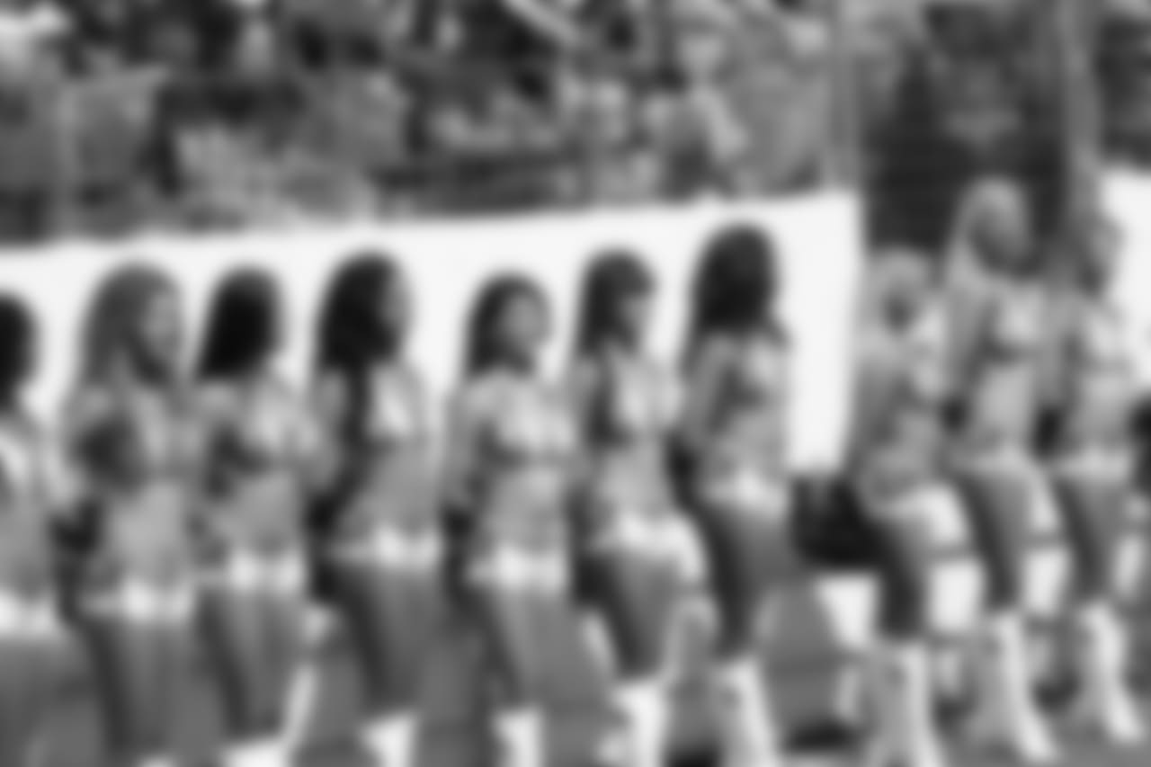 cheerleaders-180814-scrimmage241501