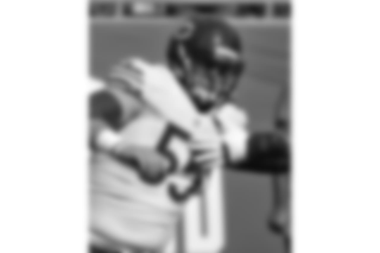 Chicago Bears center Hroniss Grasu (55) warmsup for play against the Tampa Bay Buccaneers Sunday, Dec. 27, 2015 in Tampa, Fla. The Bears won 26 - 21 in an NFL football game. (Al Messerschmidt via AP)