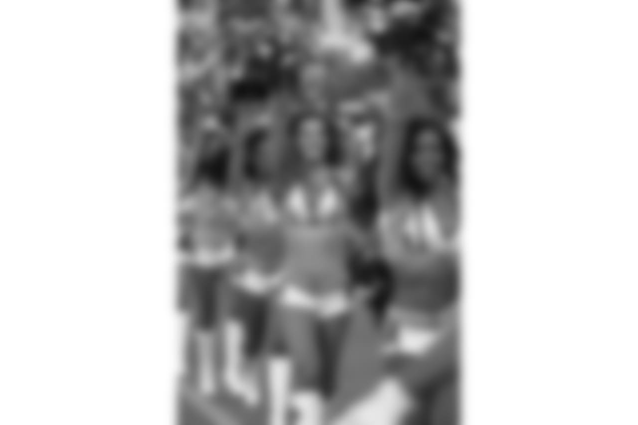 titans2018bucscheer244471