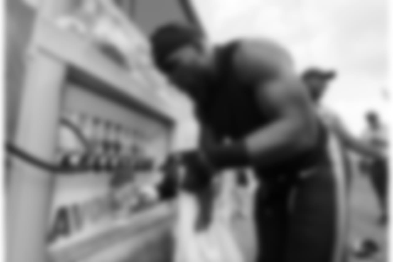 Tennessee Titans outside linebacker Brian Orakpo makes a snow cone after a combined NFL football training camp with the Carolina Panthers Wednesday, Aug. 16, 2017, in Nashville, Tenn. (AP Photo/Mark Humphrey)