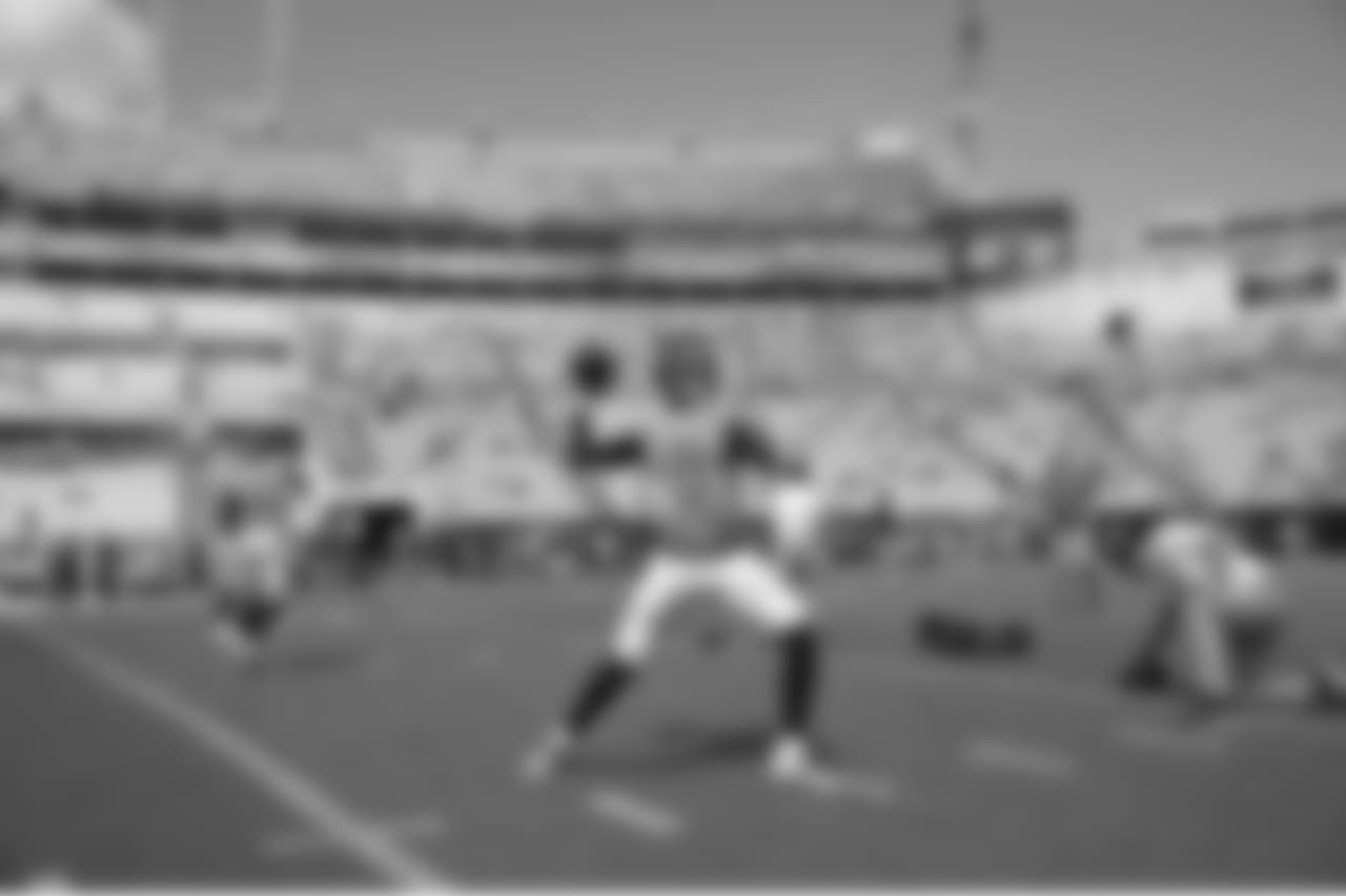 Tennessee Titans quarterback Blaine Gabbert (7) and Tennessee Titans quarterback Marcus Mariota (8) throw during warmups before an NFL football game against the Jacksonville Jaguars Sunday, Sept. 23, 2018, in Jacksonville, Fla. (AP Photo/Phelan M. Ebenhack)
