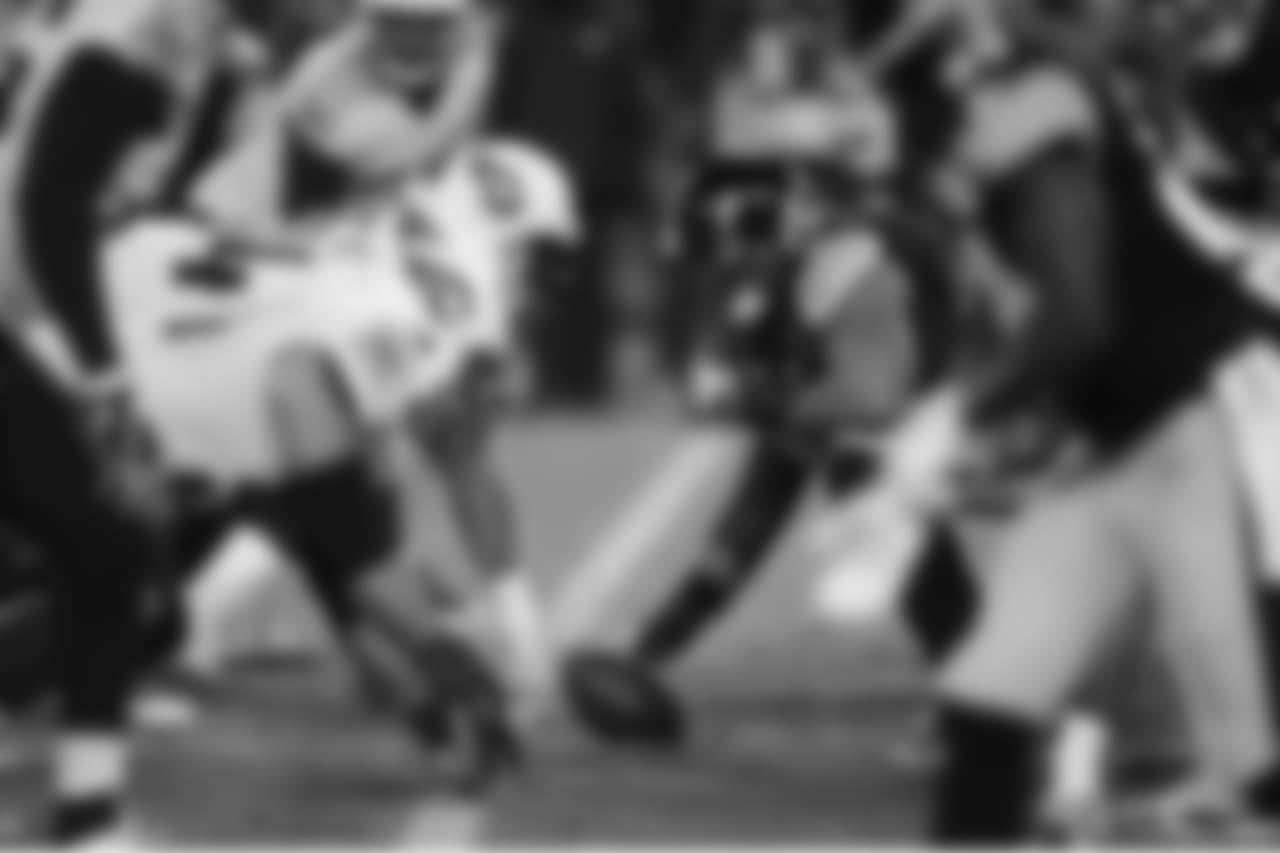 The Pittsburgh Steelers play the Tennessee Titans at the line of scrimmage in the first half of an NFL football game Monday, Nov. 17, 2014, in Nashville, Tenn. (AP Photo/Mark Zaleski)