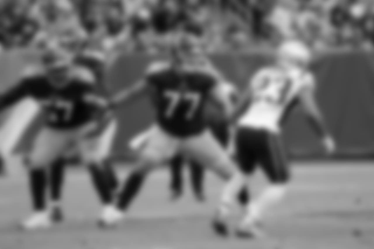 Tennessee Titans offensive tackle Taylor Lewan (77) plays against the New England Patriots in the first half of an NFL football game Sunday, Nov. 11, 2018, in Nashville, Tenn. (AP Photo/James Kenney)