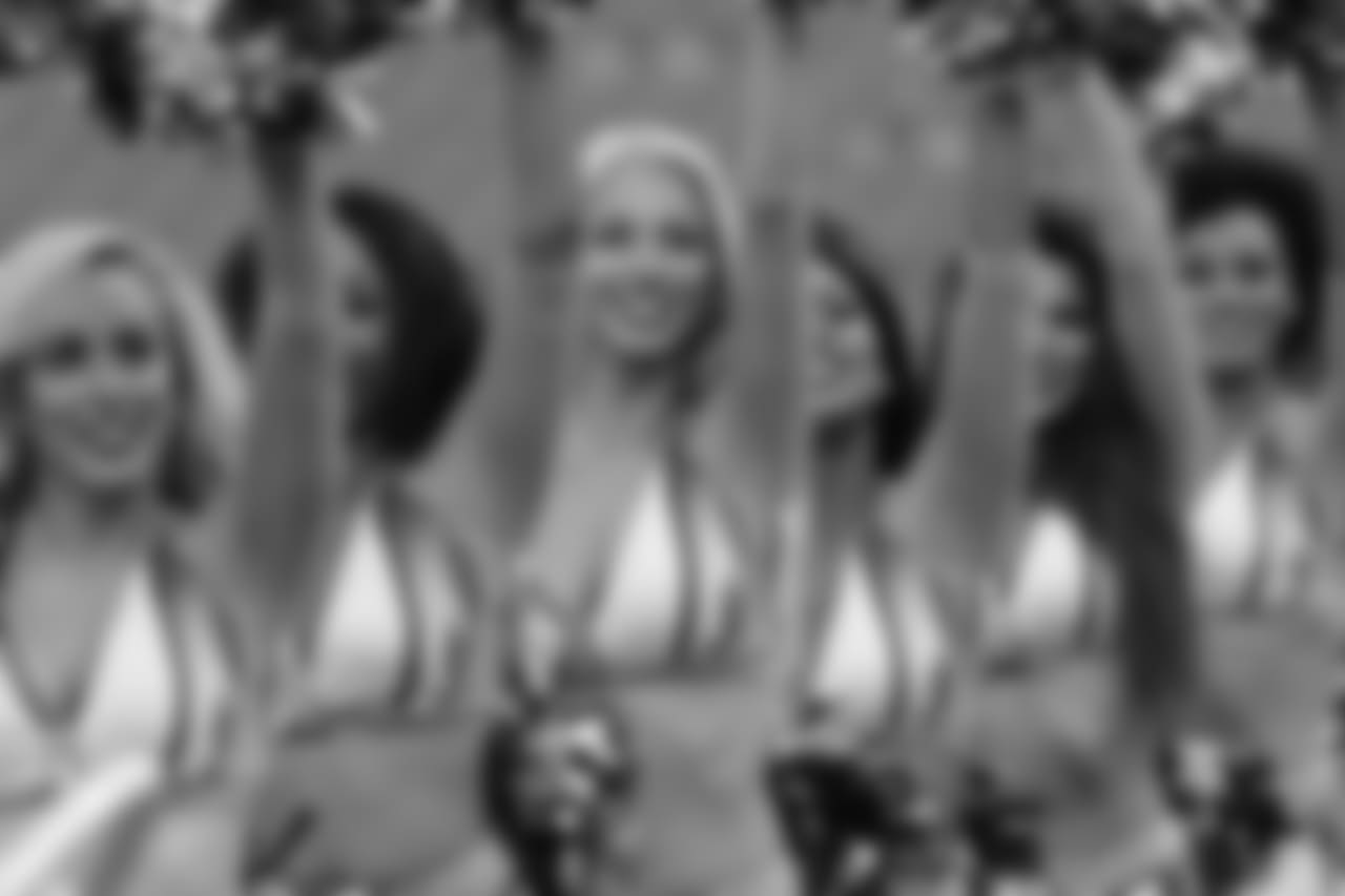 cheerleaders-180814-scrimmage41477