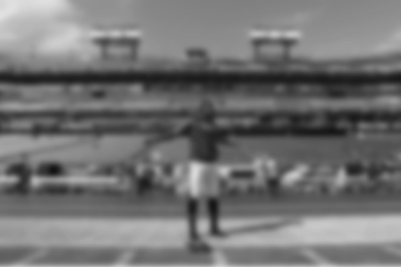 Tennessee Titans linebacker Brian Orakpo warms up before an NFL football game against the Minnesota Vikings Sunday, Sept. 11, 2016, in Nashville, Tenn. (AP Photo/Mark Humphrey)