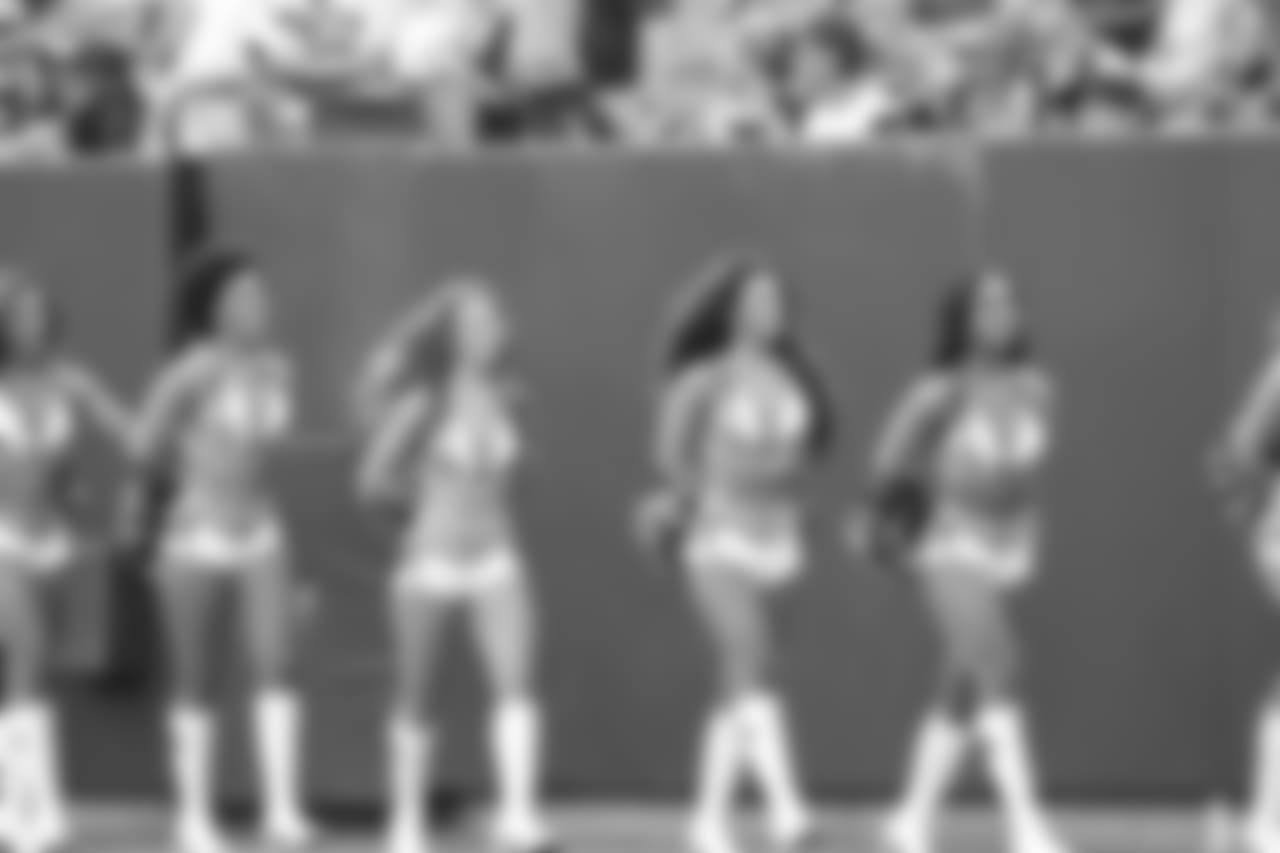 cheerleaders-180814-scrimmage241532