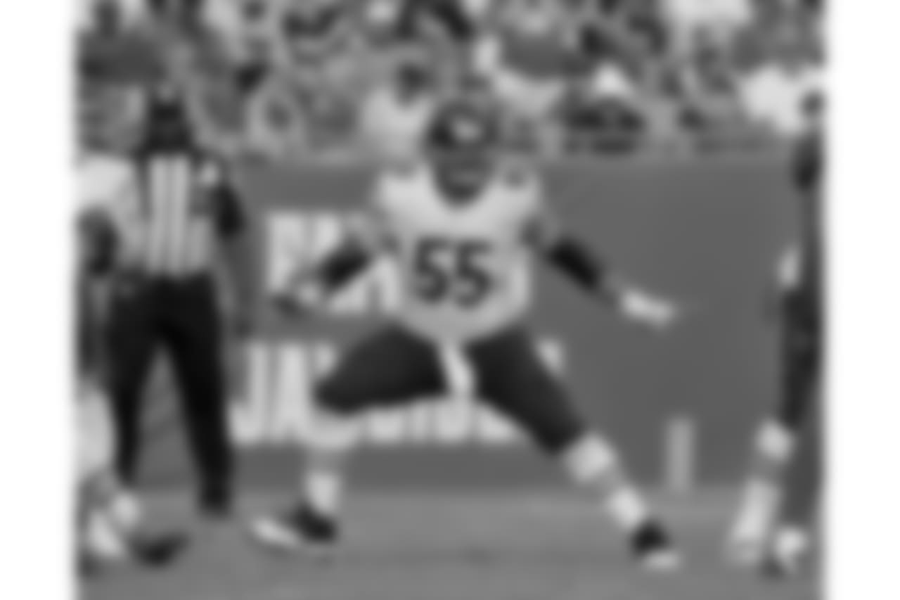 Chicago Bears center Hroniss Grasu (55) sets to block against the Tampa Bay Buccaneers Sunday, Dec. 27, 2015 in Tampa, Fla. The Bears won 26 - 21 in an NFL football game. (Al Messerschmidt via AP)